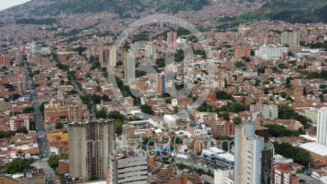 Un hombre dormía en un andén del centro de Medellín cuando lo atacaron a puñaladas