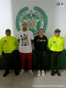 En la fotografía aparece el hombre y la mujer capturados con dos funcionarios de la Policía Nacional a su lado.