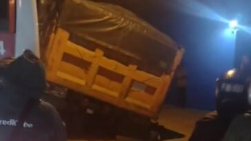 [VIDEO] Movilidad reducida por incidente de volqueta en la vía San Antonio de Prado