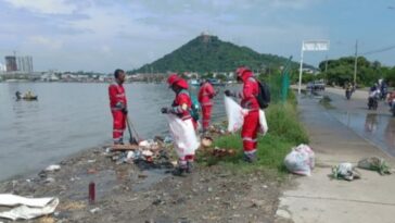 Veolia Aseo Cartagena lleva a cabo en la Avenida del Lago la actividad ambiental “Mí Avenida Limpia”