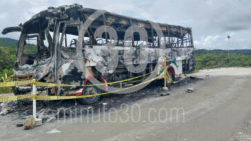[Video] 10 tipos armados quemaron un bus que había salido de Medellín para Quibdó