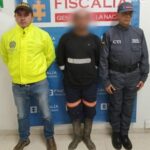 En la foto aparece un servidor del CTI y de la Policía custodiando al asegurado a quien se le distorsiona el rostro por seguridad de la víctima.