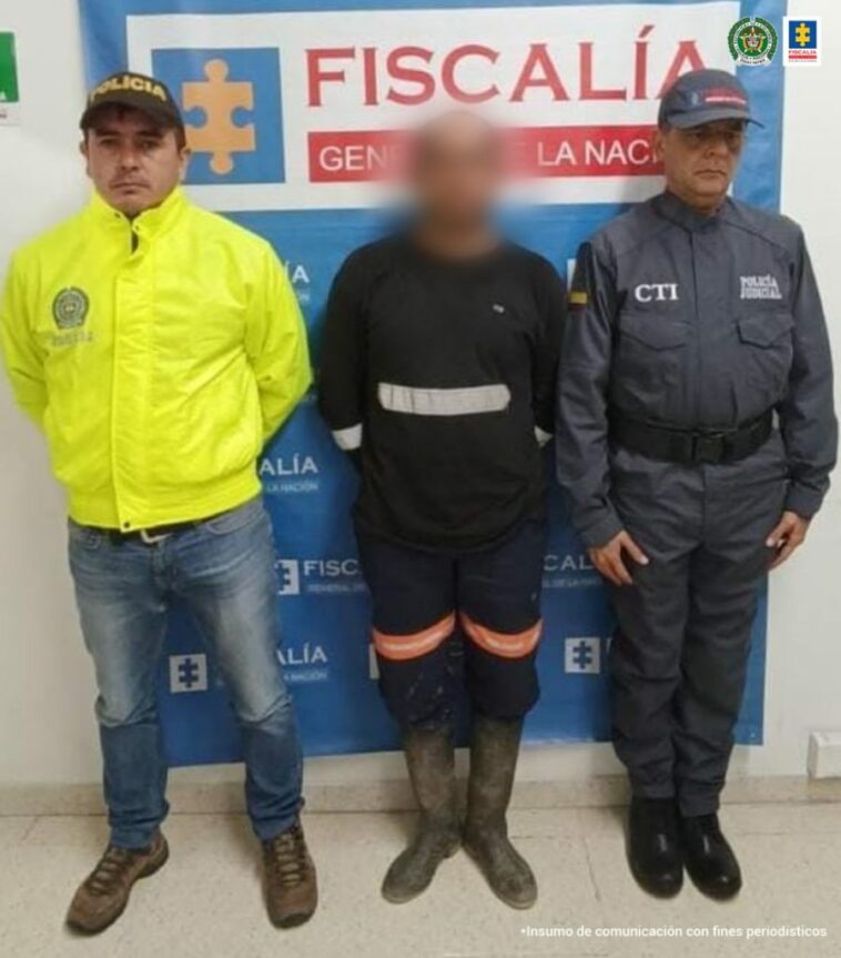 En la foto aparece un servidor del CTI y de la Policía custodiando al asegurado a quien se le distorsiona el rostro por seguridad de la víctima.