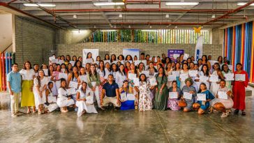 79 mujeres de la comunidad de Bicentenario se graduaron como maestras de obra