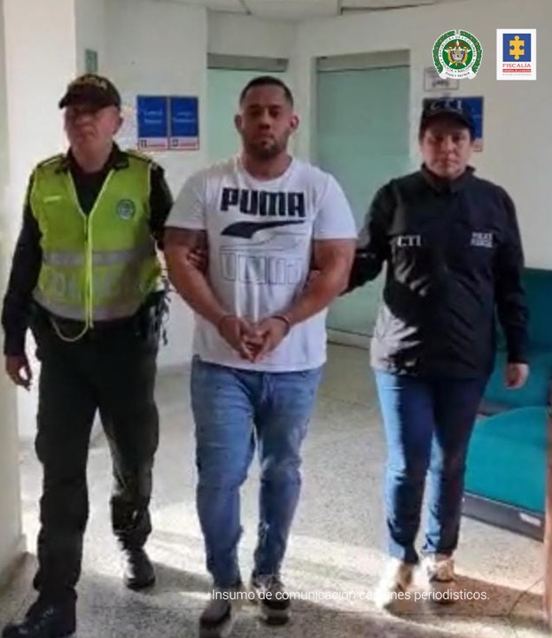 En la fotografía aparece el capturado, junto a un servidor del CTI y un agente de la Policía Metropolitana, Mecal.