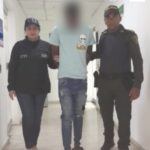 En las fotografías aparecen los dos presuntos abusadores capturados, junto a servidores del CTI y agentes de la Policía Nacional.