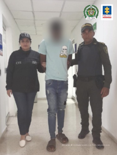 En las fotografías aparecen los dos presuntos abusadores capturados, junto a servidores del CTI y agentes de la Policía Nacional.