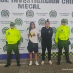 En la fotografía aparecen las dos capturadas, junto a dos agentes de la Policía Metropolitana, Mecal. En la parte superior se observa un banner de la Policía Nacional