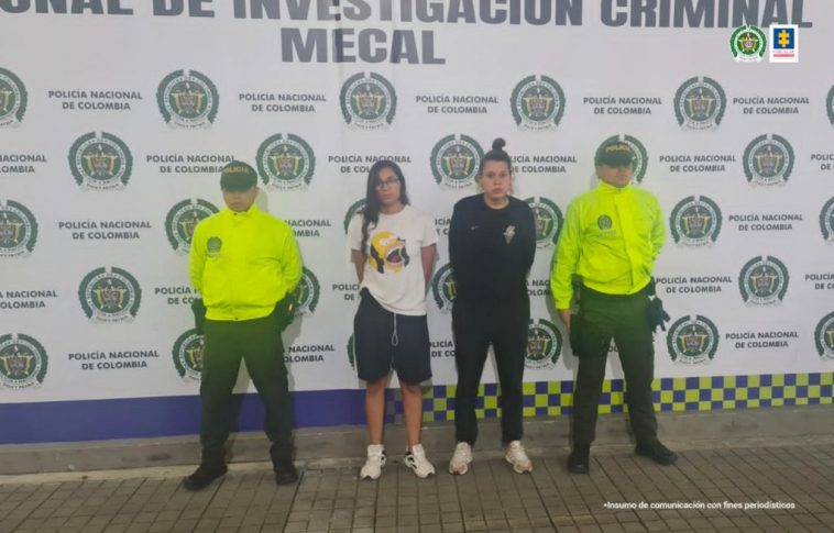 En la fotografía aparecen las dos capturadas, junto a dos agentes de la Policía Metropolitana, Mecal. En la parte superior se observa un banner de la Policía Nacional