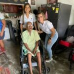 Abuelos recibieron sillas de ruedas y caminadores