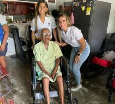 Abuelos recibieron sillas de ruedas y caminadores