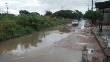 Aguas pluviales del aeropuerto de Riohacha ocasionan perjuicios en barrio aledaño