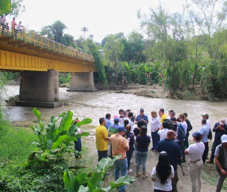 Aumenta afectación por cierre de puente entre Quindío y Valle por lluvias