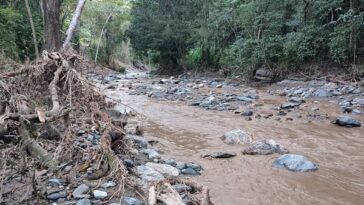 Autoridades atienden a población  damnificada por deslizamientos  en la Sierra Nevada