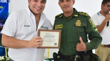 Alcalde de Barrancas, Iván Mauricio Soto Balan cuando le entrega el reconocimiento al patrullero Liber Mendoza.