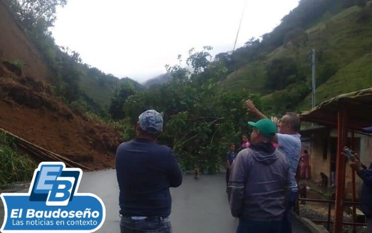 Cerrada la vía Quibdó – Medellín, por deslizamientos de tierra en varios sectores.