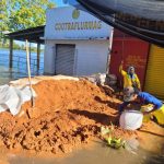 Con sacos llenos de tierra buscan mitigar el impacto de la ola invernal en El Banco