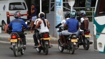 Conductores de motos deben registrarse para poder circular con parrillero hombre