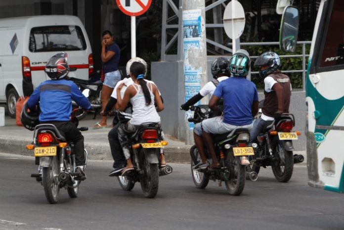 Conductores de motos deben registrarse para poder circular con parrillero hombre