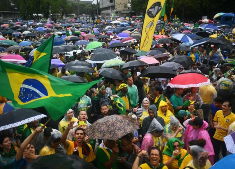 Convencidos de fraude electoral, bolsonaristas acampan frente a cuarteles en Brasil