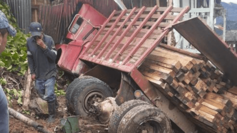 En Salamina una camioneta se estrelló contra una vivienda y el conductor falleció