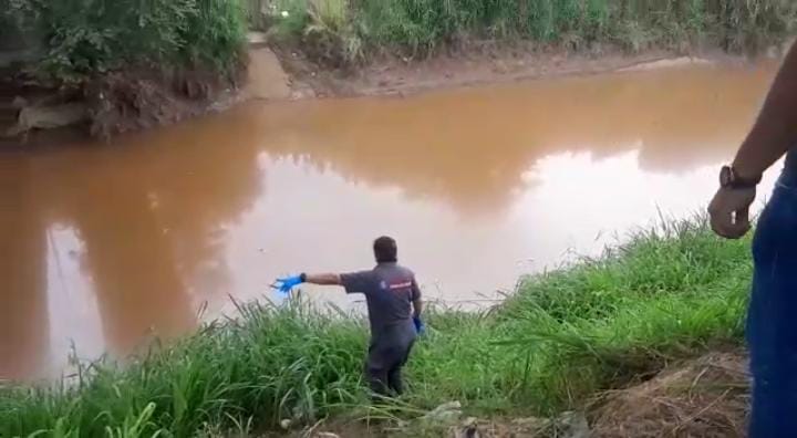 Encontraron un cuerpo flotando en un caño del barrio Ciudad 2000