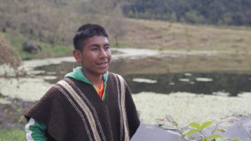 Estudiante huilense sembró 1.700 árboles para proteger una laguna en La Plata