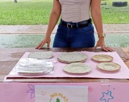 Estudiantes de Unitrópico fabrican platos biodegradables con la corona de la piña