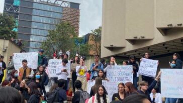 Estudiantes van a paro por aumento en matrículas universitarias