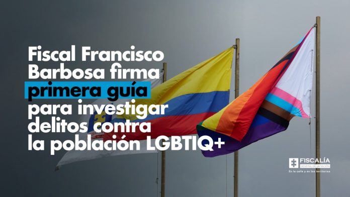 En la imagen aparecen tres banderas: la de la Fiscalía, la de Colombia y la de la población LGBTIQ+