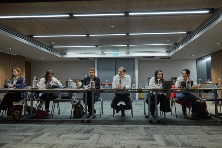 El Fiscal Francisco Barbosa aparece en el centro de la imagen. En una mesa están junto a él su equipo directivo.