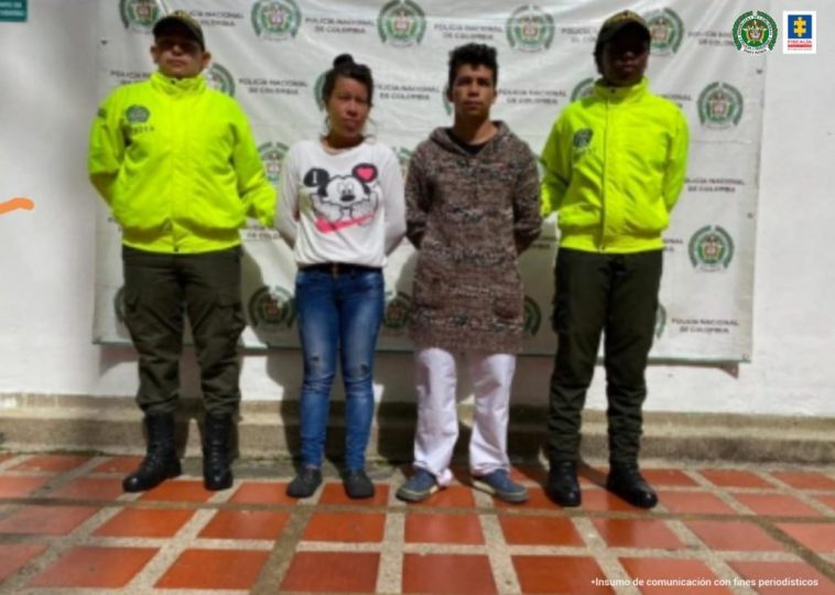 En la fotografía aparece la pareja capturada, junto a agentes de la Policía Nacional. En la parte superior se observa un banner de la Policía Nacional