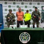 En la fotografía se observan cuatro personas, una de ellas el capturado, dos integrantes de la Armada Nacional y un uniformado de la Policía Nacional. En la parte posterior se observan backings de la Policía y la Armada.