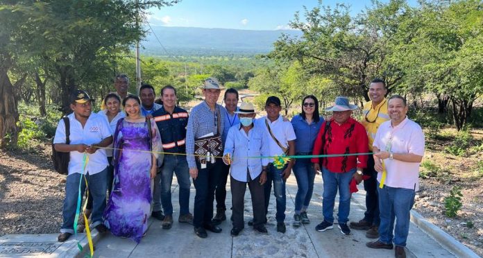 La comunidad indígena de Campo Alegre, en Barrancas, con el apoyo de Cerrejón celebra la pavimentación de la arteria que se comunica con su pueblo.