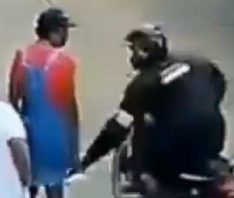 Indignante video: ladrón en moto le roba medicamentos a anciana en plena calle