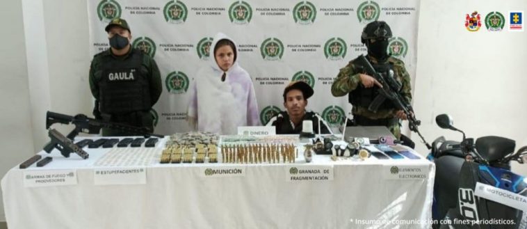 En la fotografía aparecen los dos capturados junto a un agente del Gaula de la Policía  y un soldado del Ejército Nacional.