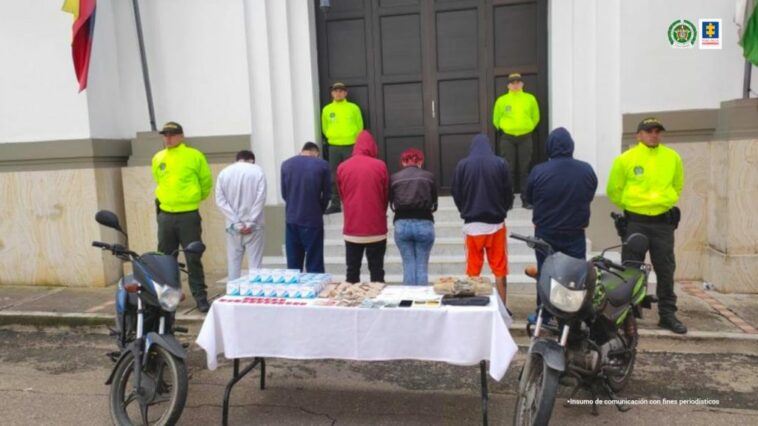 En la foto se aprecia a funcionarios de la Policía custodiando a los seis presuntos integrantes de Los Next, dedicada al tráfico de estupefacientes .