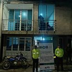 La Policía Materializó El Embargo, Secuestro Y Suspensión De 06 Casas, 01 Lote, 02 Camionetas Y 06 Motocicletas Por Los Delitos De Tráfico De Estupefacientes, Tráfico Ilegal De Armas De Fuego 