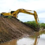 Con apoyo del Ejército, la Gobernación limpió el arroyo que afectó a los sectores de San Carlos segunda etapa y Puerto Amor, en Sabanalarga.