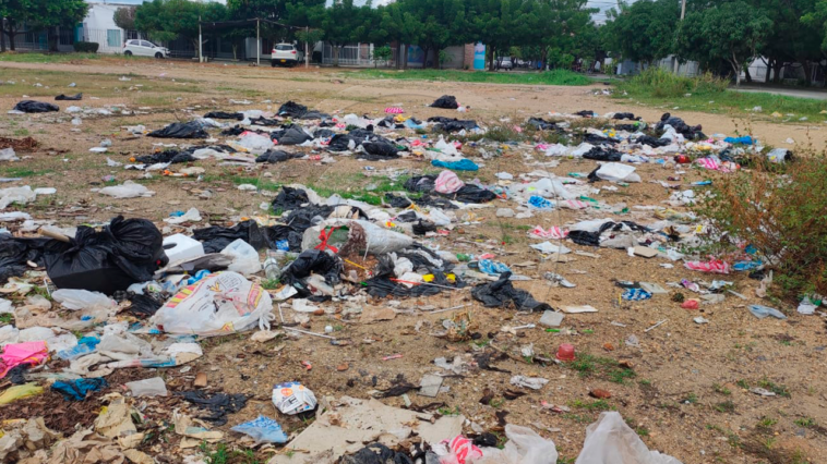 La gente no colabora: entrada a Vallejo es un basurero a cielo abierto