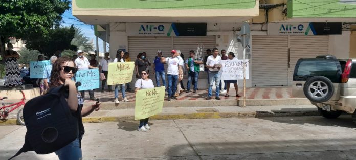 Unos cuantos mosqueteros, fueron muy pocos los voluntarios que acompañaron a los convocantes a la marcha.