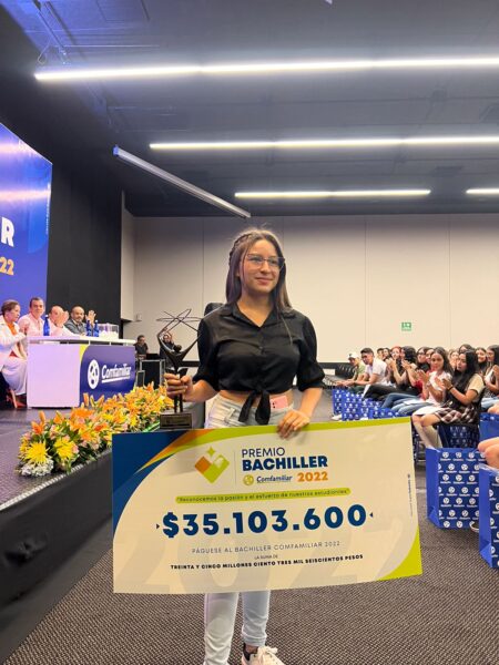 Manuela López Castro, ganadora del Premio Bachiller Comfamiliar 2022