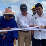 Aspecto de la inauguración de los primeros 13 kilómetros pavimentados, de la vía que comunica a Uribia con el corregimiento de Media Luna, donde se encuentra Puerto Bolívar. El gobernador encargado de La Guajira José Jaime Vega, líder de la comunidad, el director Nacional de Invias, Guillermo Toro Acuña, el Alcalde de Uribia, Bonifacio Henríquez.