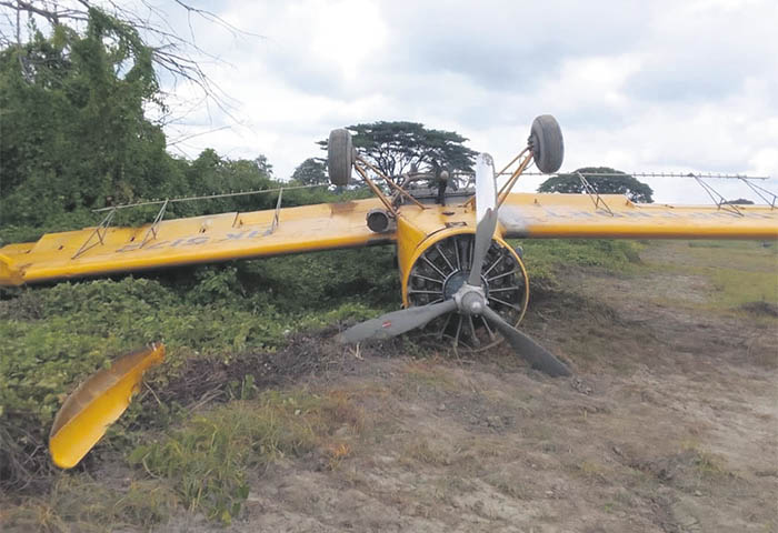 Piloto de avioneta por poco se mata tras caer a tierra