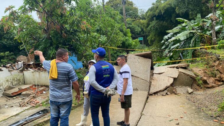 Expertos de la CRA inspeccionando la zona.