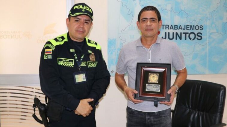Policía condecoró al Alcalde de San Pelayo