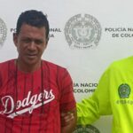 En la fotografía el presunto agresor de 56 años, tiene una camisa roja y se encuentra en compañía de un agente de la Policía Nacional.