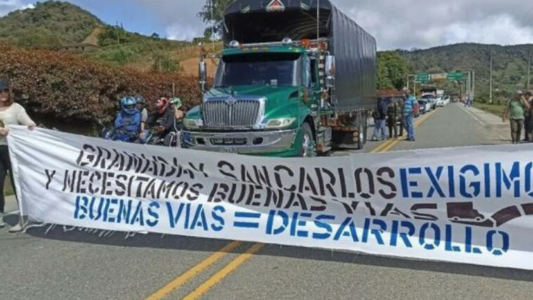 Protestas en la autopista Medellín – Bogotá por mal estado de la vía de acceso a Granada
