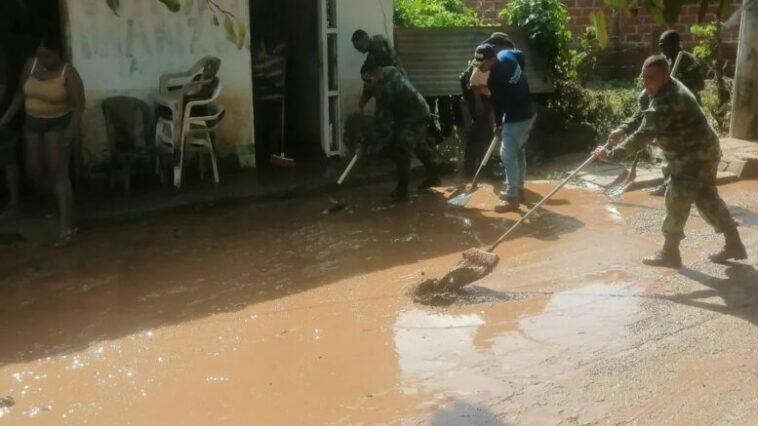 Soldados apoyan familias afectadas por invierno en Uré