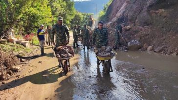 Soldados de la Trigésima Brigada adelantaron labores de remoción de escombros, para recobrar la movilidad en una vía de Bochalema, Norte de Santander